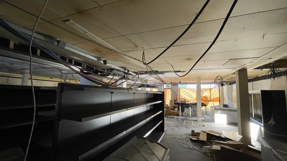 Kabels en rioolbuizen lopen door onze winkel